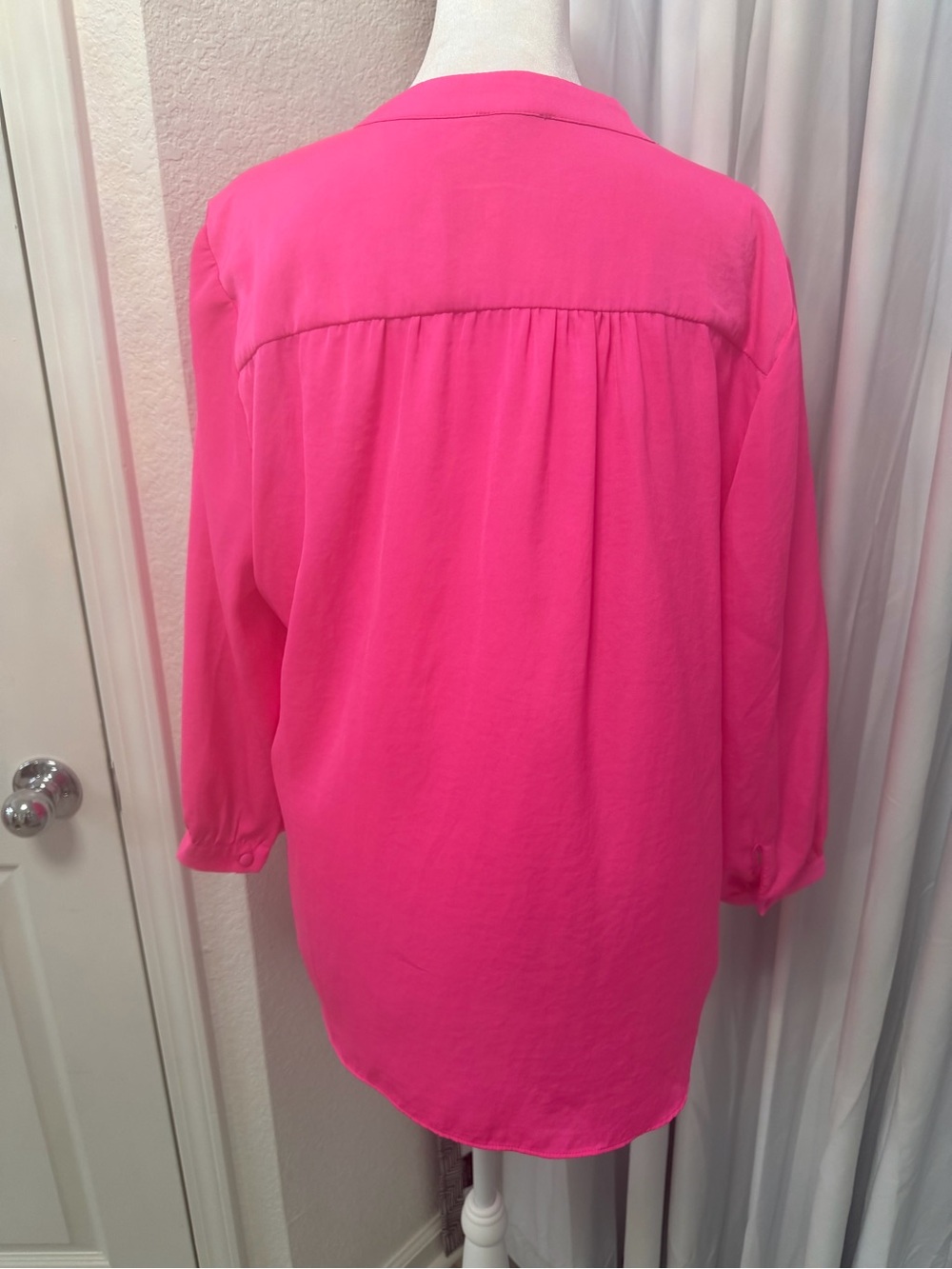 Vince Camuto Rumple Satin Split V-Neck Blouse Fuchsia Pink L - Picture 4 of 8